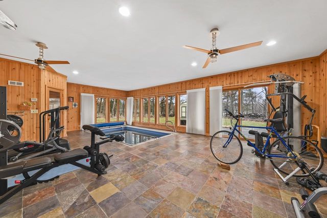 W307N6992 Club CIRCLE E, Hartland, WI 53029