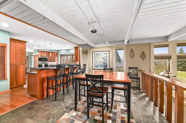 W307N6992 Club CIRCLE E, Hartland, WI 53029