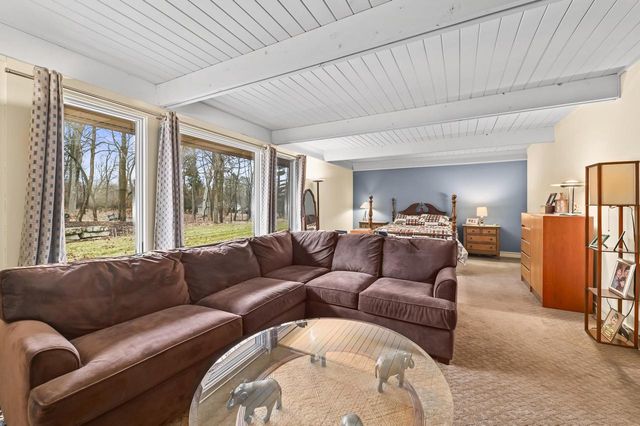 W307N6992 Club CIRCLE E, Hartland, WI 53029