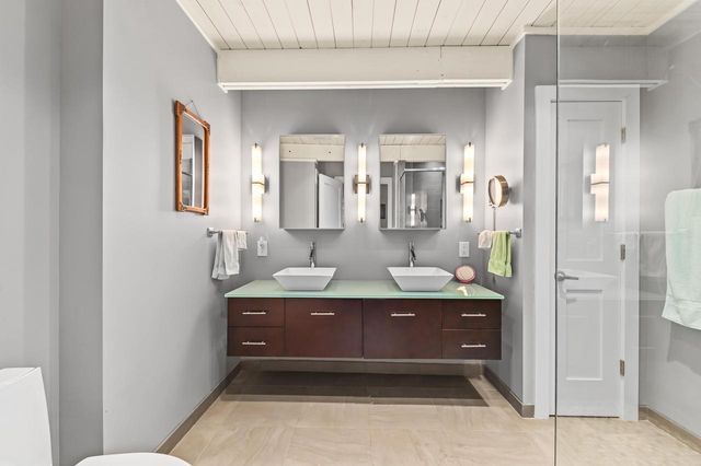 W307N6992 Club CIRCLE E, Hartland, WI 53029