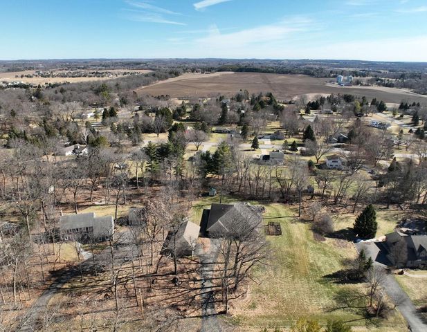 W307N6992 Club CIRCLE E, Hartland, WI 53029