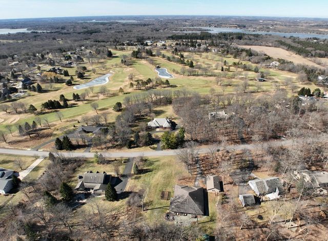 W307N6992 Club CIRCLE E, Hartland, WI 53029