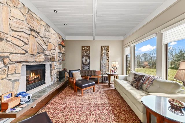 W307N6992 Club CIRCLE E, Hartland, WI 53029