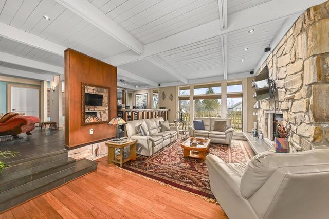 W307N6992 Club CIRCLE E, Hartland, WI 53029