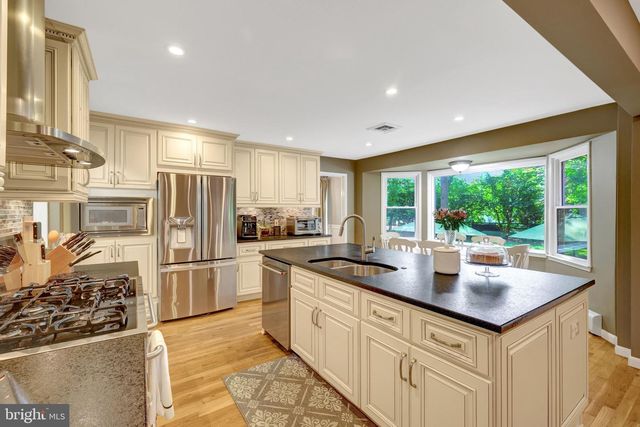 10015 SADDLE RD, Vienna, VA 22181