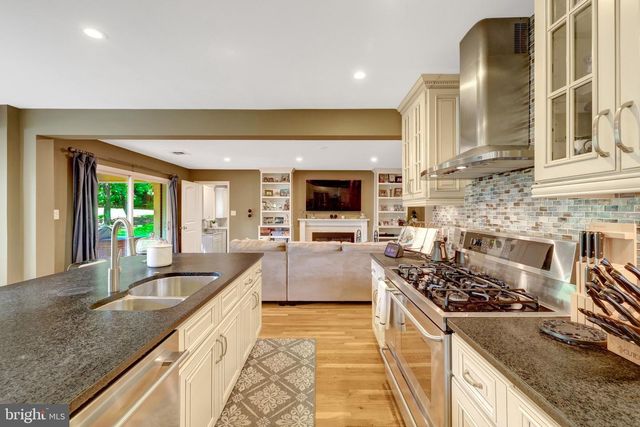 10015 SADDLE RD, Vienna, VA 22181