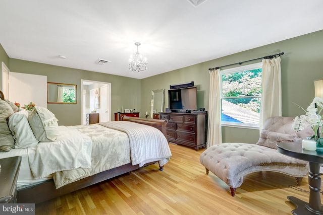 10015 SADDLE RD, Vienna, VA 22181