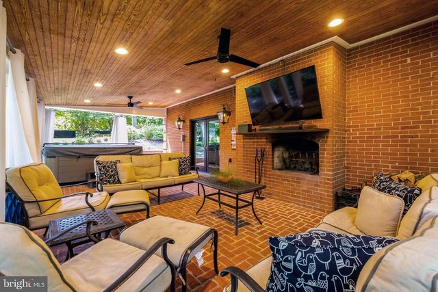 10015 SADDLE RD, Vienna, VA 22181