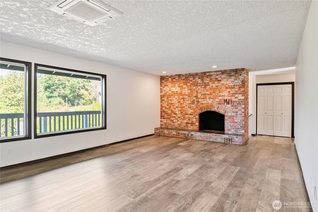 2445 W Lynnwood Drive, Longview, WA 98632