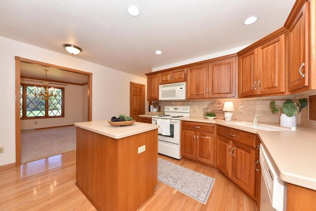 W306S2834 Wild Berry LANE, Waukesha, WI 53188