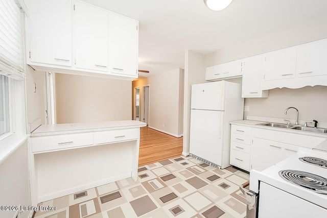 3305 Startan Ct, Louisville, KY 40220