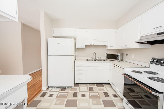 3305 Startan Ct, Louisville, KY 40220