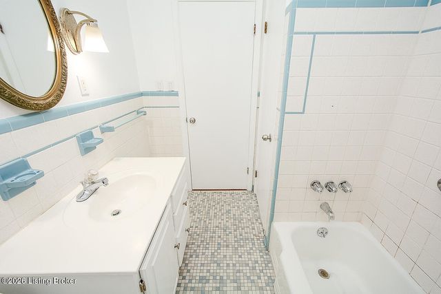 3305 Startan Ct, Louisville, KY 40220