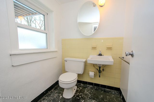 3305 Startan Ct, Louisville, KY 40220