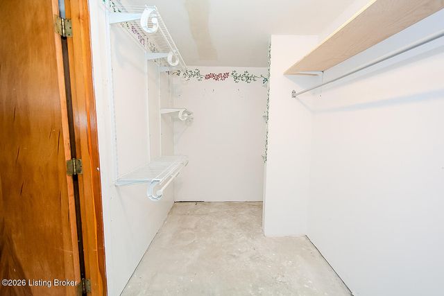 3305 Startan Ct, Louisville, KY 40220