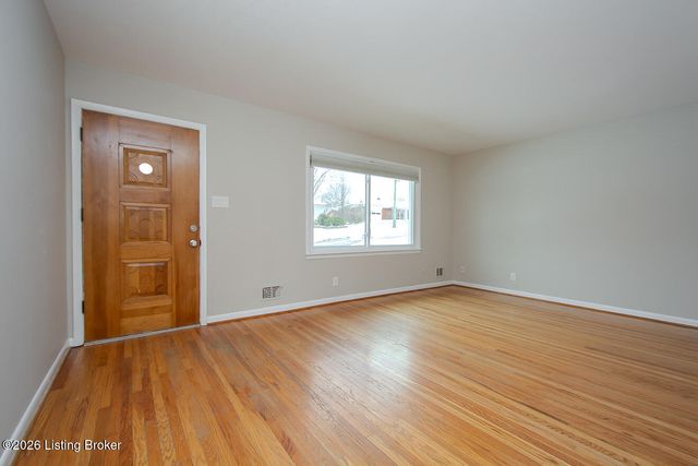 3305 Startan Ct, Louisville, KY 40220