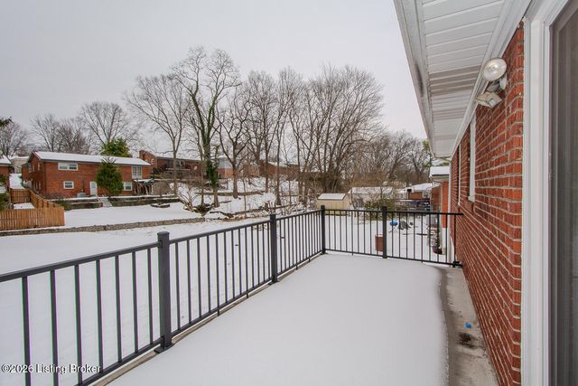 3305 Startan Ct, Louisville, KY 40220