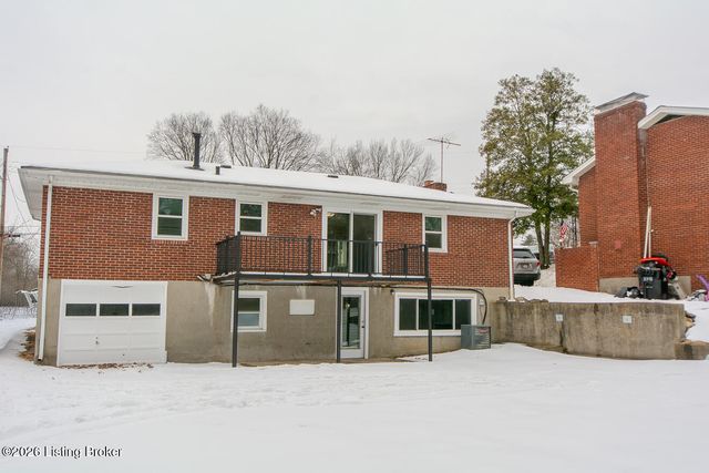 3305 Startan Ct, Louisville, KY 40220