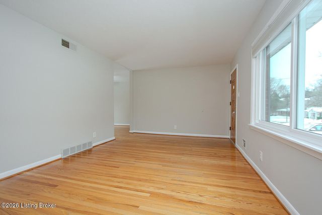 3305 Startan Ct, Louisville, KY 40220