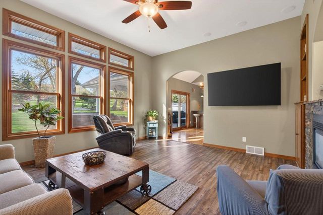 1216 E APPLE CREEK ROAD, Appleton, WI 54913
