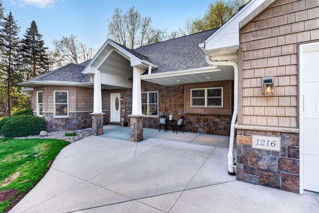 1216 E APPLE CREEK ROAD, Appleton, WI 54913