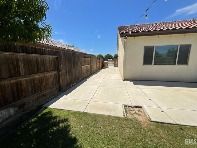 5822 Blue Spruce Avenue, Bakersfield, CA 93313