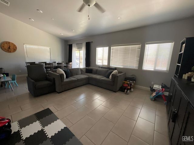 5822 Blue Spruce Avenue, Bakersfield, CA 93313