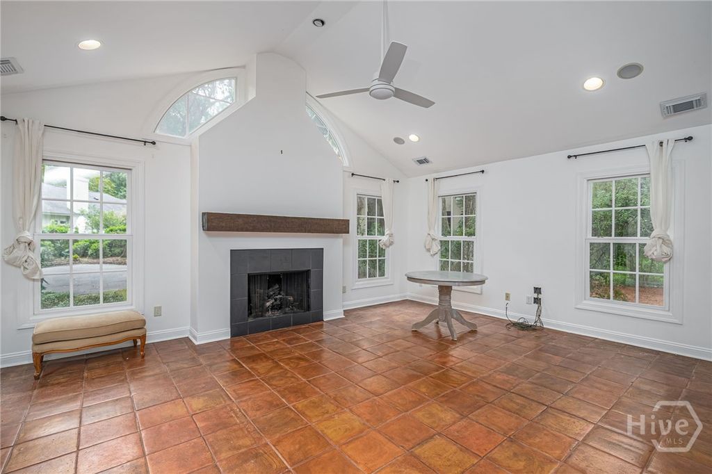 Image 5 of property listing at 9 Dr Louis Way, Savannah, GA 31411