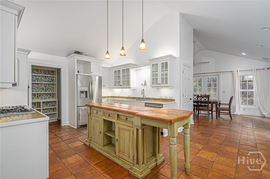 Image 7 of property listing at 9 Dr Louis Way, Savannah, GA 31411