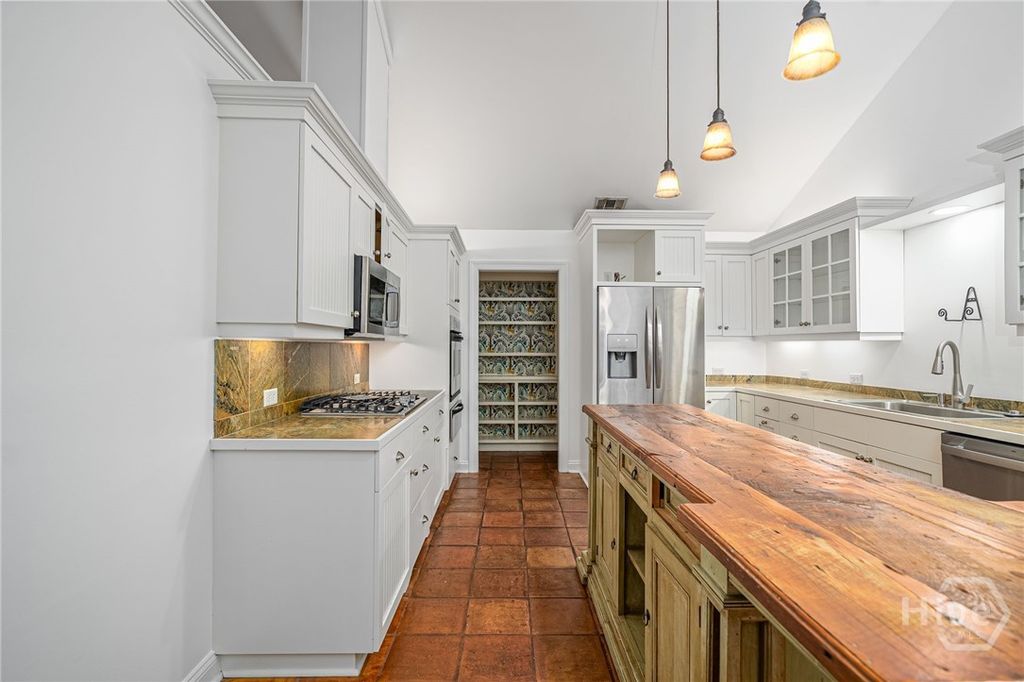 Image 8 of property listing at 9 Dr Louis Way, Savannah, GA 31411