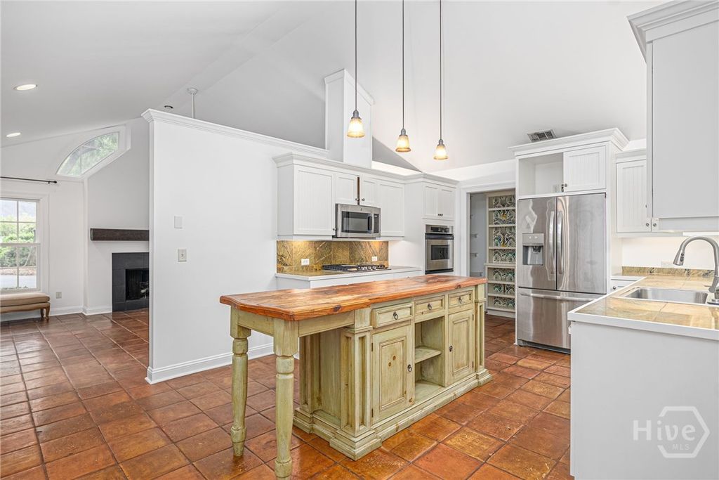 Image 9 of property listing at 9 Dr Louis Way, Savannah, GA 31411