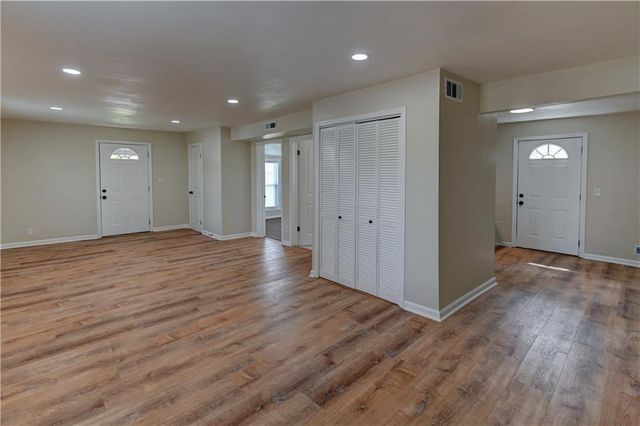7126 Main Street, Kansas City, MO 64114