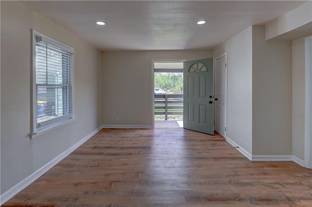 7126 Main Street, Kansas City, MO 64114