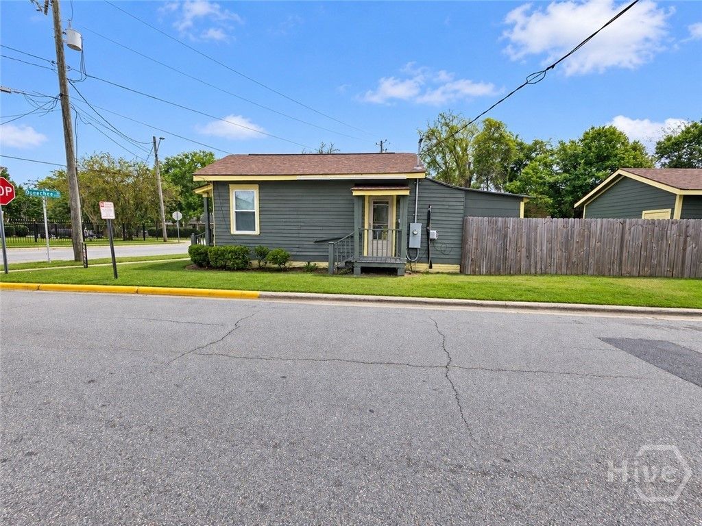 Image 10 of property listing at 1712 Ogeechee Road, Savannah, GA 31415