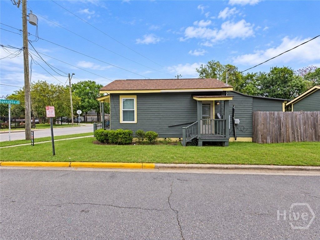 Image 3 of property listing at 1712 Ogeechee Road, Savannah, GA 31415