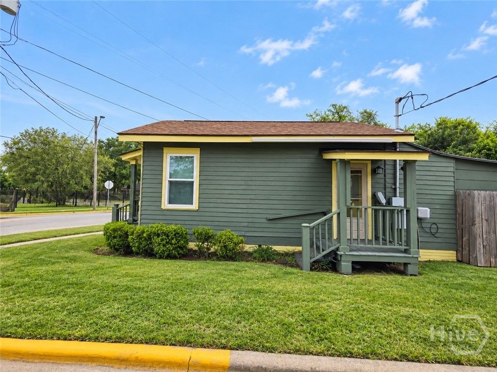Image 4 of property listing at 1712 Ogeechee Road, Savannah, GA 31415