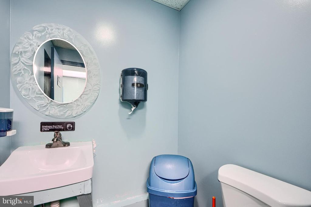 Image 13 of property listing at 410 W REDWOOD ST, Baltimore, MD 21201