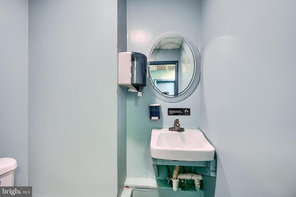 Image 14 of property listing at 410 W REDWOOD ST, Baltimore, MD 21201