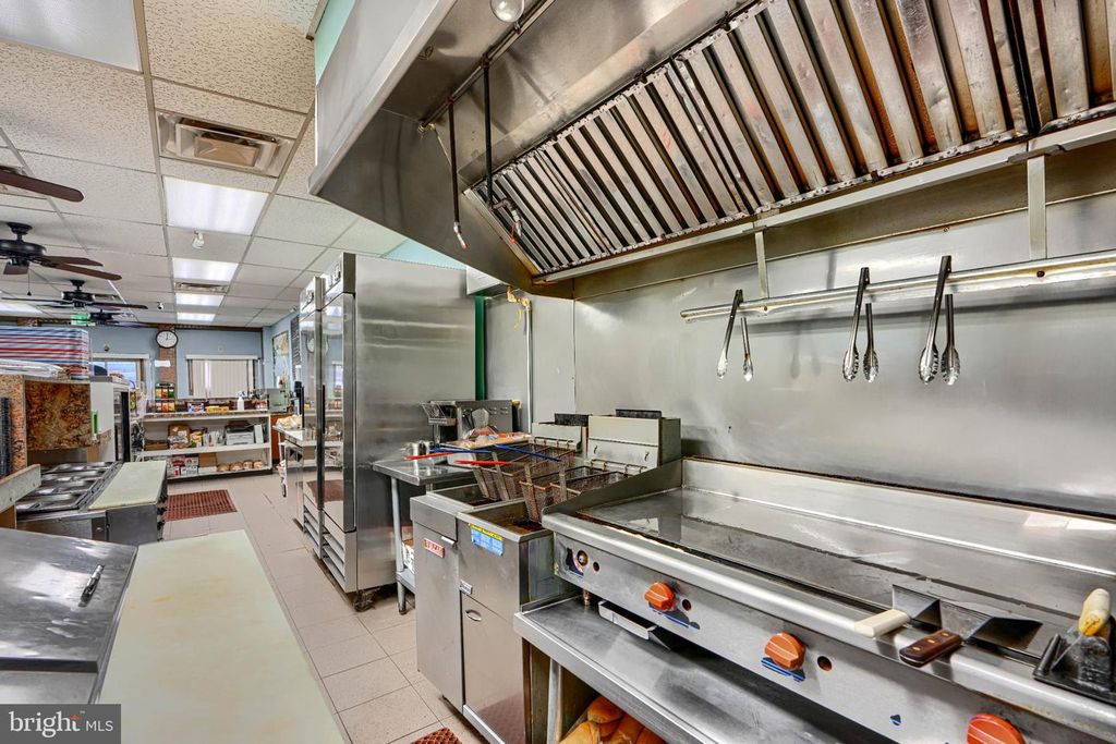 Image 16 of property listing at 410 W REDWOOD ST, Baltimore, MD 21201