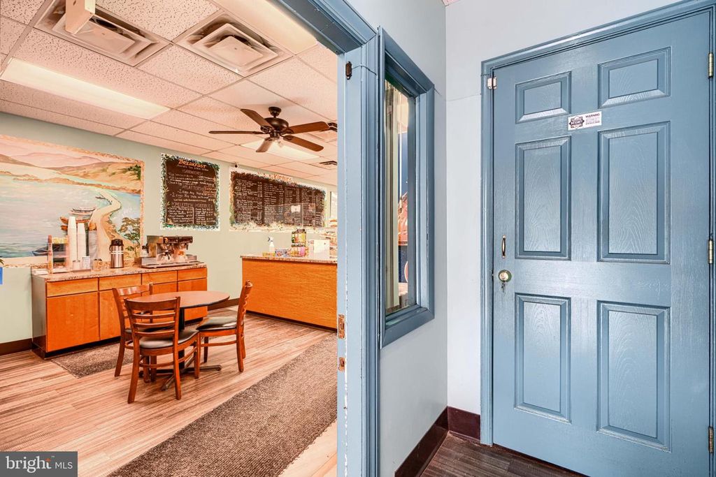 Image 4 of property listing at 410 W REDWOOD ST, Baltimore, MD 21201