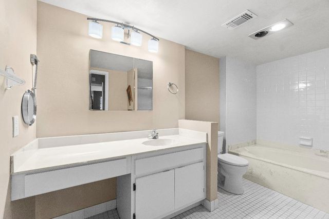 3 Stratford Drive E B, Boynton Beach, FL 33436