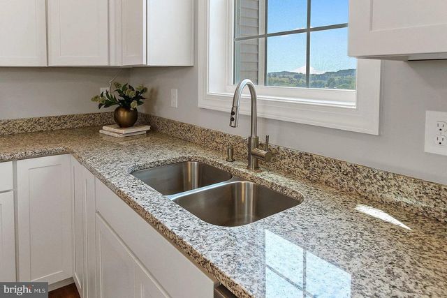 326 AVON DR, Red Lion, PA 17356