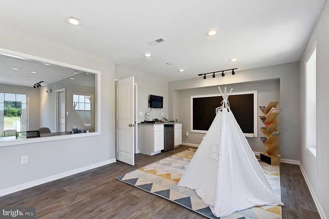 326 AVON DR, Red Lion, PA 17356