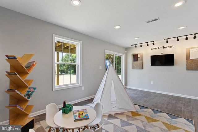 326 AVON DR, Red Lion, PA 17356