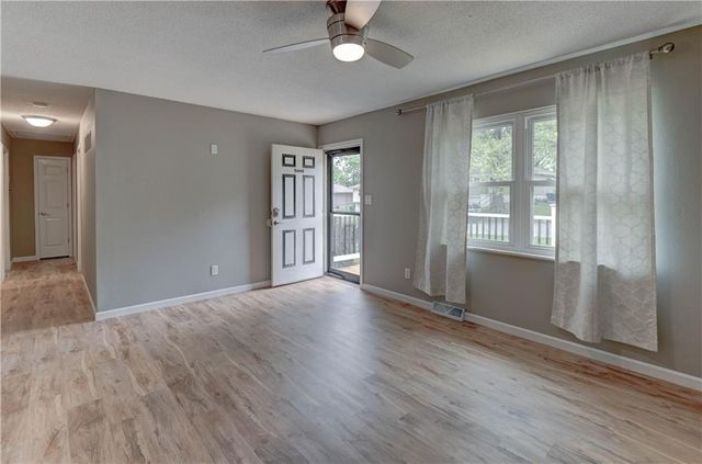 1612 N Ponca Drive, Independence, MO 64058