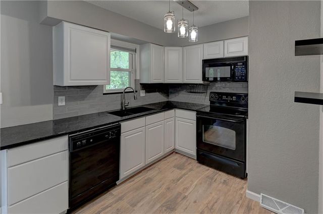 1612 N Ponca Drive, Independence, MO 64058