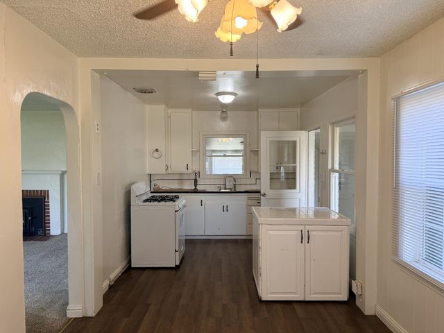 389 S Valencia Boulevard, Woodlake, CA 93286