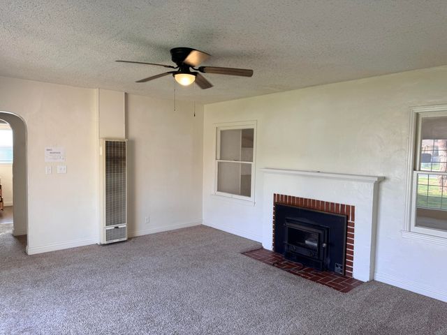 389 S Valencia Boulevard, Woodlake, CA 93286