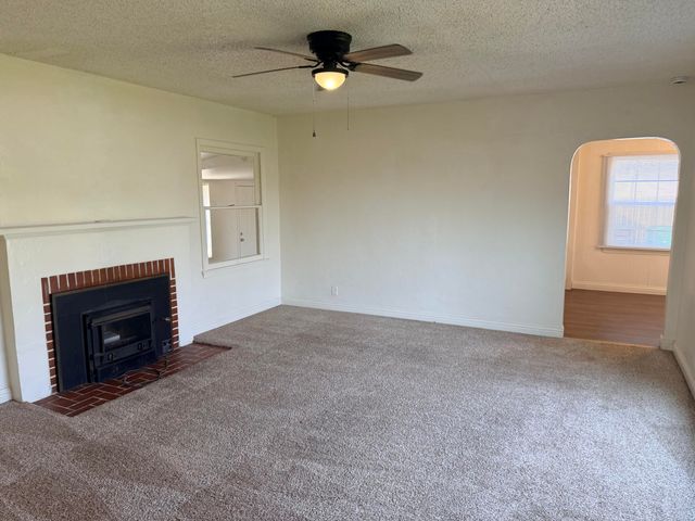 389 S Valencia Boulevard, Woodlake, CA 93286