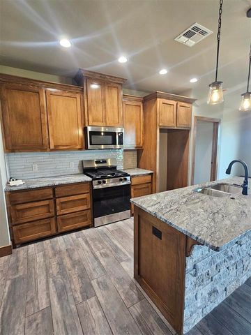 120 S 6th Ave, Sterling, OK 73567